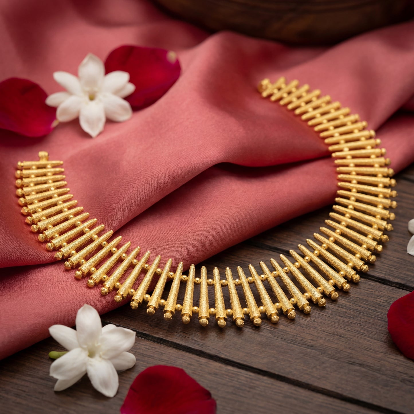 Trendy Emerald Antique Necklace